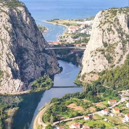 Marina Omis