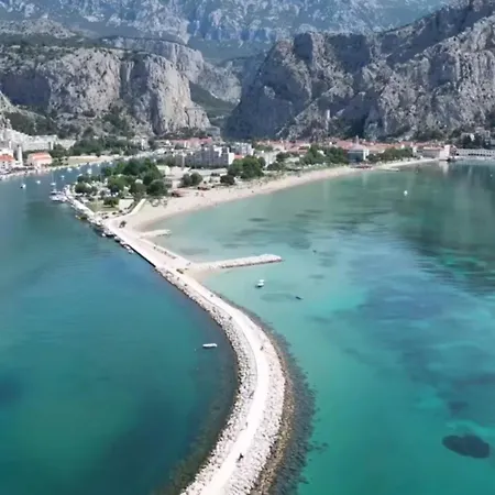 Marina Omis